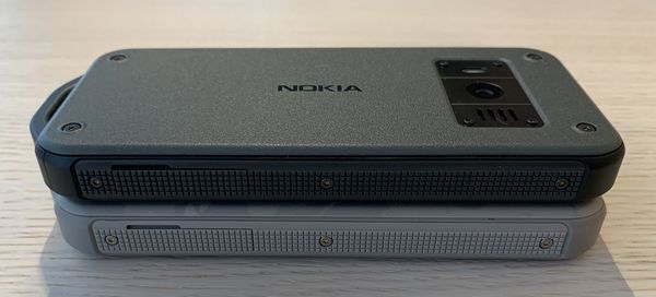 Kylkiä Nokia 800 Toughissa kiertää kumi/muovipehmuste.