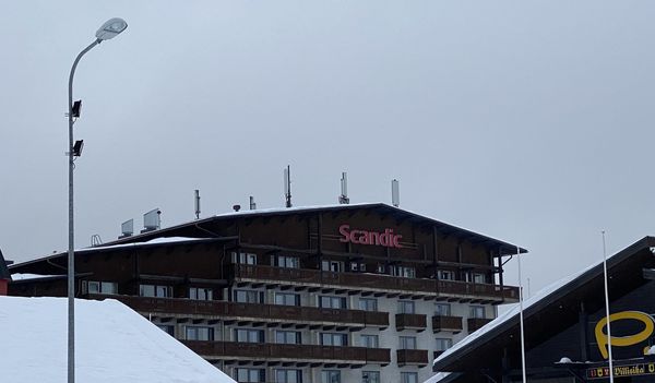 Elisan 5G-tukiasemat sijaitsevat hotelli Scandic Rukanhovin katolla.