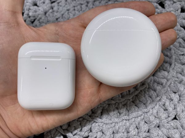 FreeBuds 3 -kuulokkeiden kotelo on vain hieman suurempi kuin Applen AirPods-kotelo. Pyöreä muoto sopii mukavasti käteen ja taskuun.