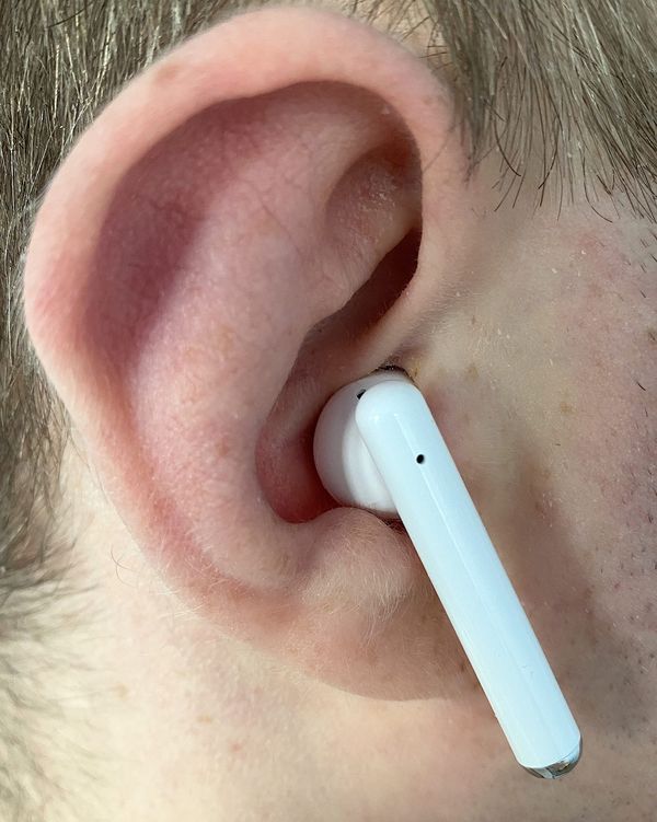Kauempaa katsottuna FreeBuds 3 -kuulokkeita on vaikea erottaa Applen valkoisista AirPodeista.