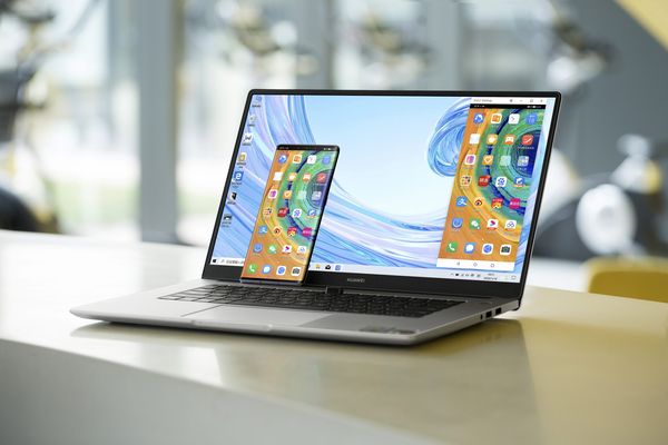 Älypuhelimen ruudun voi jakaa tietokoneen näytölle. Kuvassa MateBook D 15″.