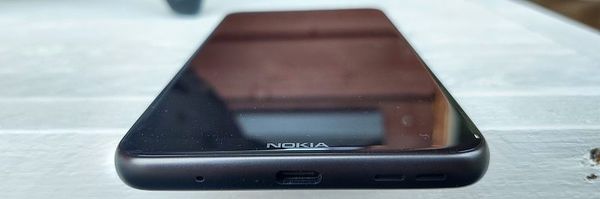 Nokia-logo koristaa alareunusta. Pohjassa ovat USB-C-liitäntä ja ainut kaiutin.