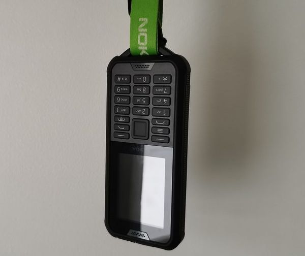 Nokia 800 Toughissa on pidike, josta puhelimen saa vaikka kaularemmiin roikkumaan.