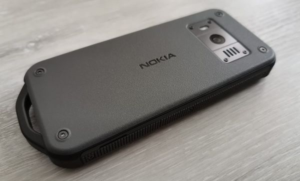Takakuorta koristaa Nokia-logo.