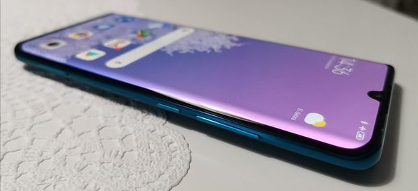 Xiaomi Mi Note 10:n oikeaa laitaa koristavat SIM-korttipaikka, virtapainike ja äänenvoimakkuuden säädin.