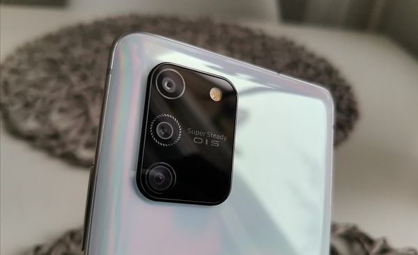 Galaxy S10 Liten takakamerakomponentti mukailee Samsungin vuoden 2020 tyyliä.