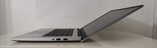 MateBook D 15″:n näyttö ei taivu aivan suoraksi asti. Sarana on tukevan jämäkkä.