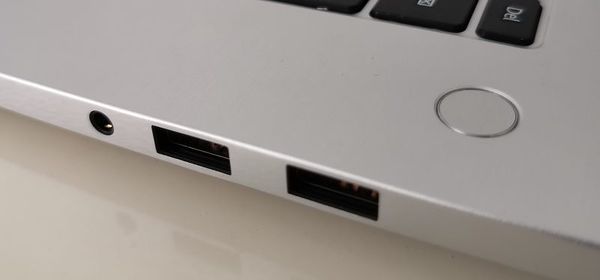 Oikealla on 3,5 millimetrin kuulokeliitäntä ja kaksi USB-A-liitäntää. Virtapainikkeeseen integroitu, erinomainen sormenjälkilukija on MateBook D 15″:n vahvuuksia.