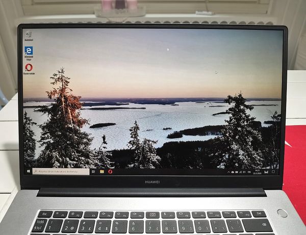 Huawei MateBook D 15″:n näyttö on hyvä, muttei loistokas. Reunukset ovat ohuet.