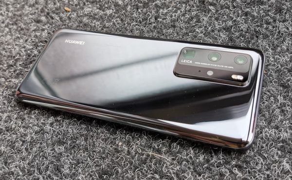 Huawei P40 Pron takakuori on lasia.