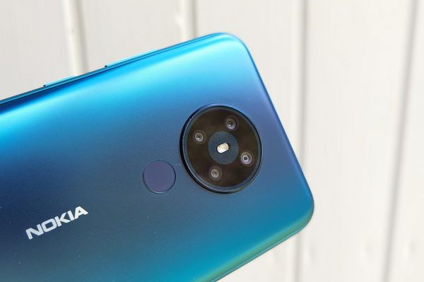Nokia 5.3:ssa on neljä takakameraa ja LED-kuvausvalo.
