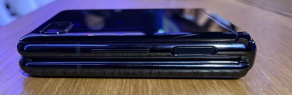 Suljettuna Galaxy Z Flip on varsin paksu – vähän kuin lompakko. Taskuun tai käsilaukkuun se sopii kuitenkin mukavasti.