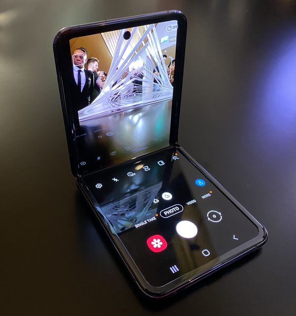 Kamerasovellus Galaxy Z Flipissä näyttö avattuna 90 asteen kulmaan.