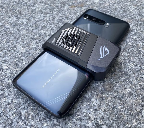 AeroActive Cooler 3 -lisäosa kiinnitettynä ROG Phone 3:een.