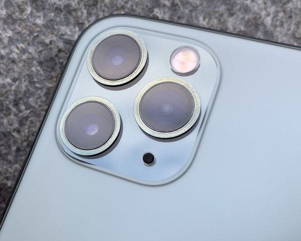 iPhone 11 Pro -mallien pyöristetyn neliön muotoisella kamera-alueella sijaitsee nyt kolme kameraa.
