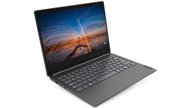 Sisäpuolelta Lenovo ThinkBook Plus on tuikitavallisen läppärin näköinen.