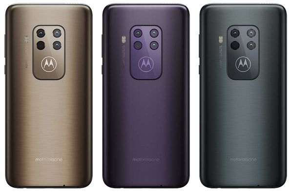 Motorola One Zoomin värivaihtoehdot. Suomessa saatavilla on laajemmin vain oikeanpuolisin harmaa Baltic Grey / Electric Grey.