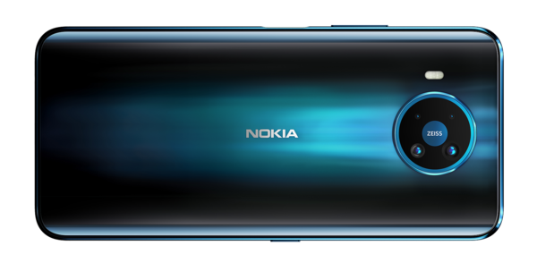 Nokia 8.3 5G:ssä on neljä takakameraa pyöreällä kamera-alueella.
