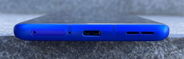 OnePlus 8 Pron pohjassa on USB-C-liitännän lisäksi mikrofoni ja kaiutin.