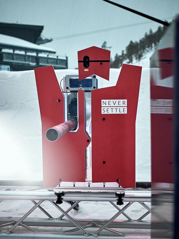 OnePlussan rakennuttama Snowbot-robotti ampuu lumipalloja jopa 193 km/h -lähtönopeudella. Robotti tunnistaa osumat kolmeen eri punaiseen osaansa tunnistinten avulla.