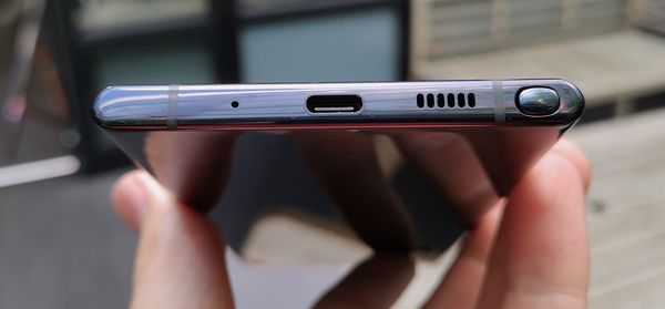 Galaxy Note10+:n pohjasta ei enää löydy 3,5 millimetrin kuulokeliitäntää vaan vain pelkkä USB-C-liitäntä.