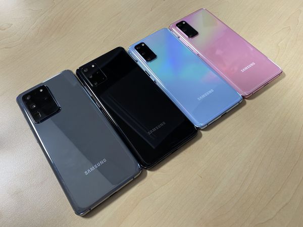 Galaxy S20 -puhelinten eri värivaihtoehdot. Kuvassa Galaxy S20 Cloud Blue ja Cloud Pink -väreissä, Galaxy S20+ Cosmic Black -värissä ja Galaxy S20 Ultra Cosmic Gray -värissä.