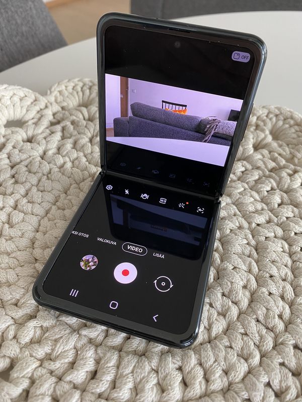 Galaxy Z Flipillä voi kuvata 16:9-videota, vaikkei puhelin ole vaaka-asennossa.