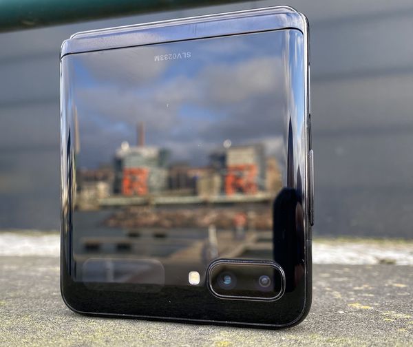 Galaxy Z Flipin värivaihtoehdon nimi on kiiltävä musta, Mirror Black, ja nimensä veroisesti pinta on erittäin kiiltävä.