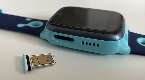 Xplora 4:n sisällä on tavallinen nano-SIM-kortti. Korttiluukku löytyy vasemmalta kyljeltä.